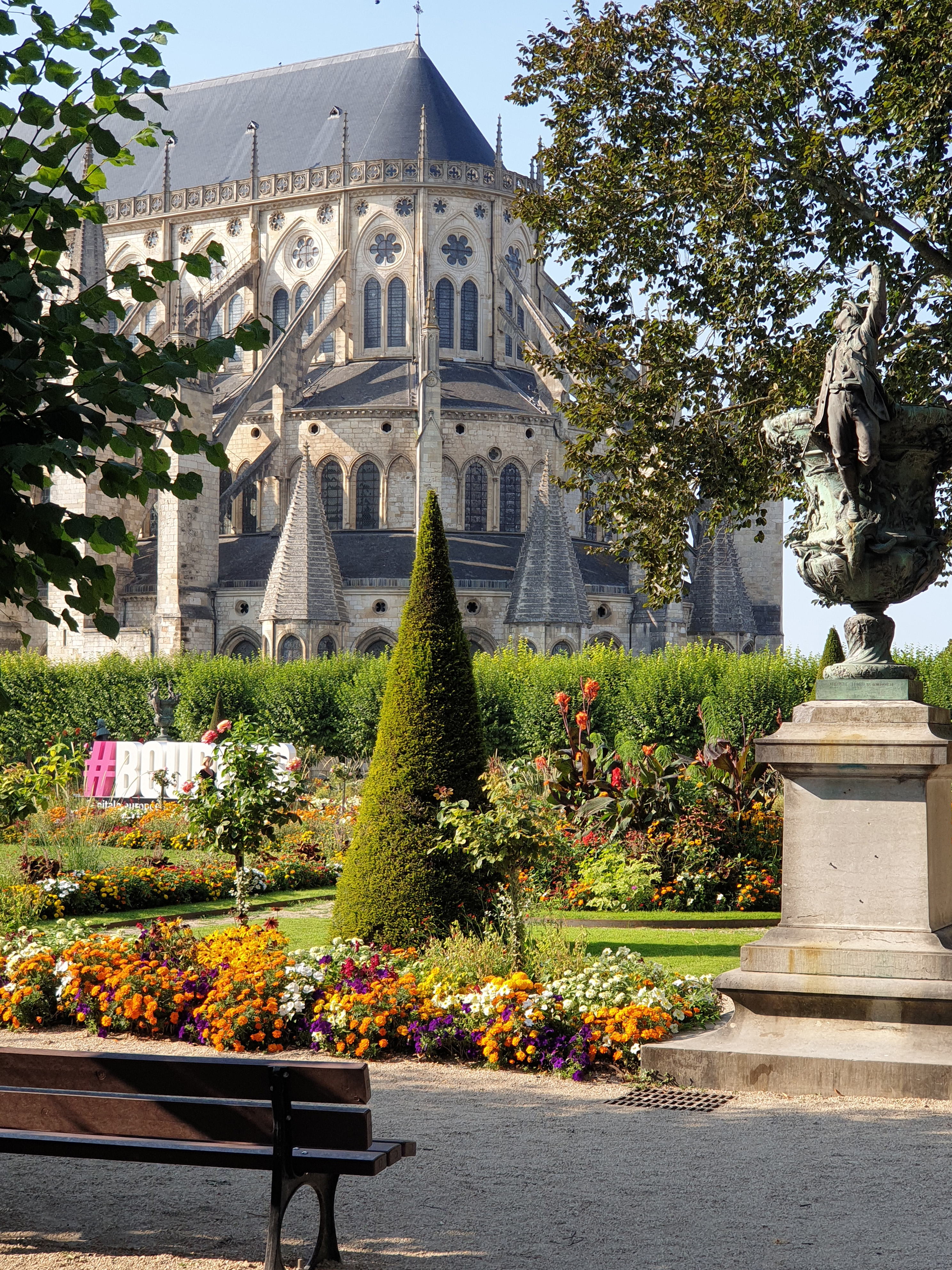 jardin-de-l-archeveche-bourges-cathedrale-saint-etienne.jpg