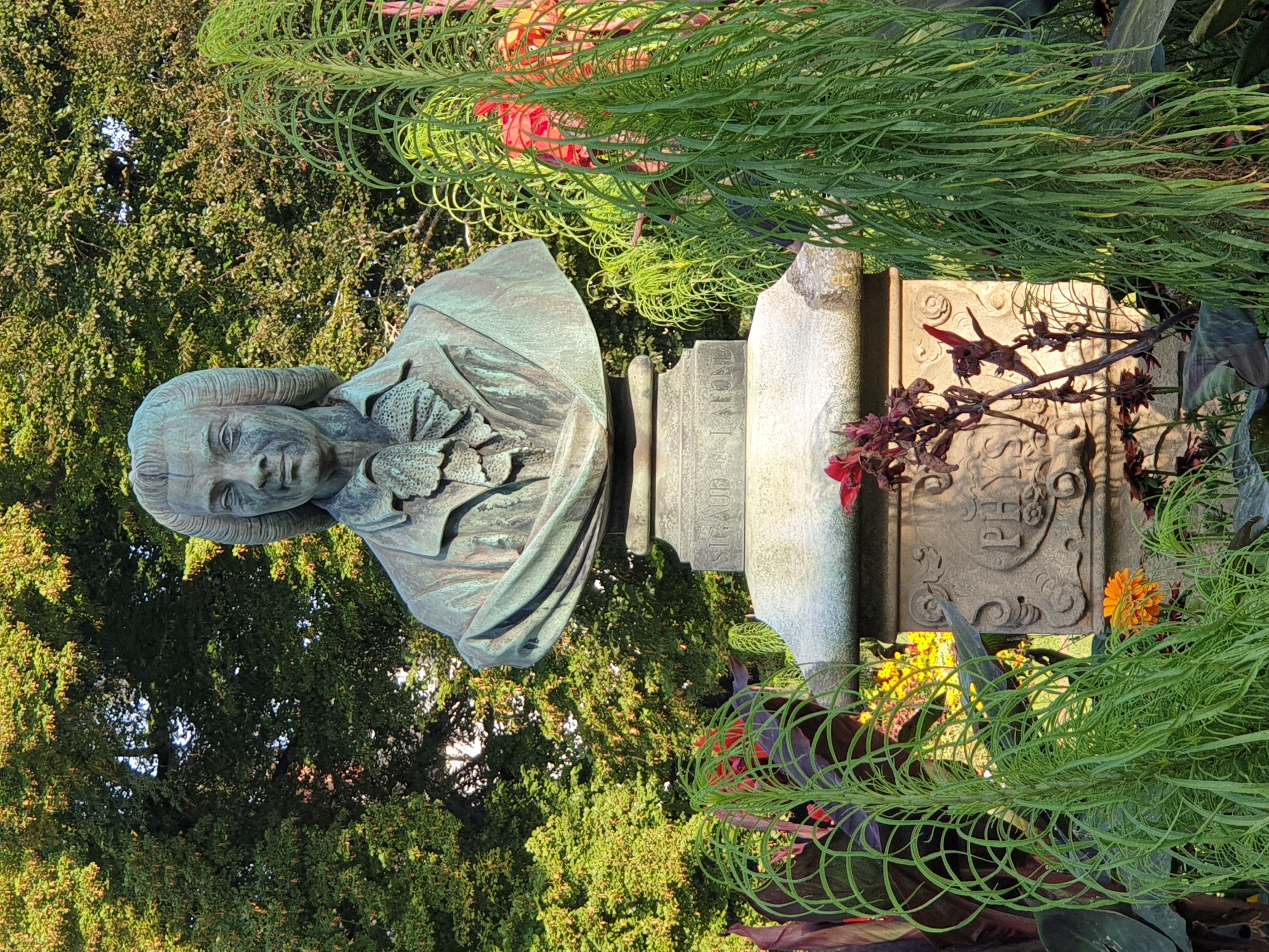 jardin-de-l-archeveche-bourges-physicien-sigaud-de-lafond.jpg