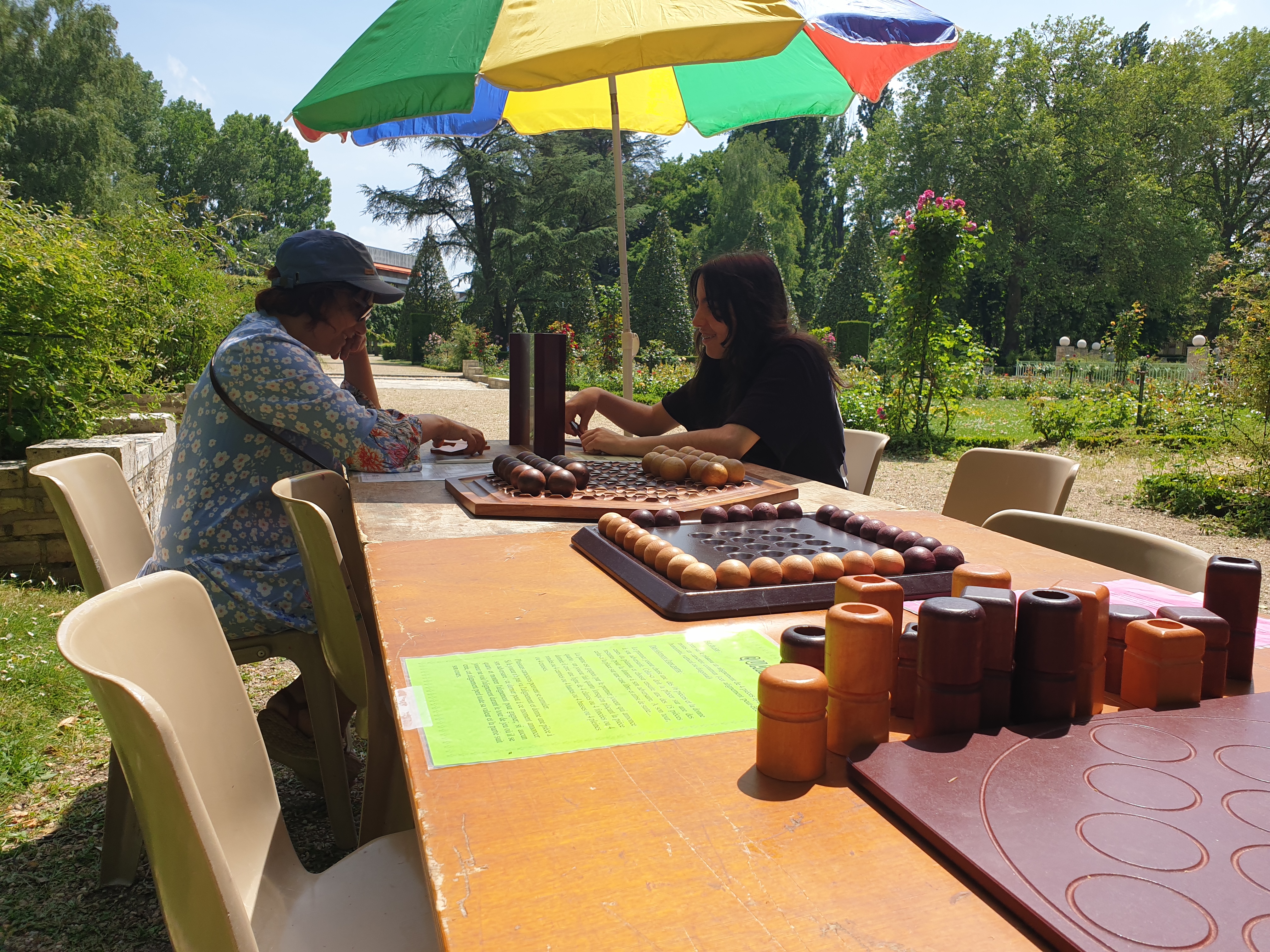 fete-jeux-pres-fichaux-bourges-toupie-jeux-bois.jpg