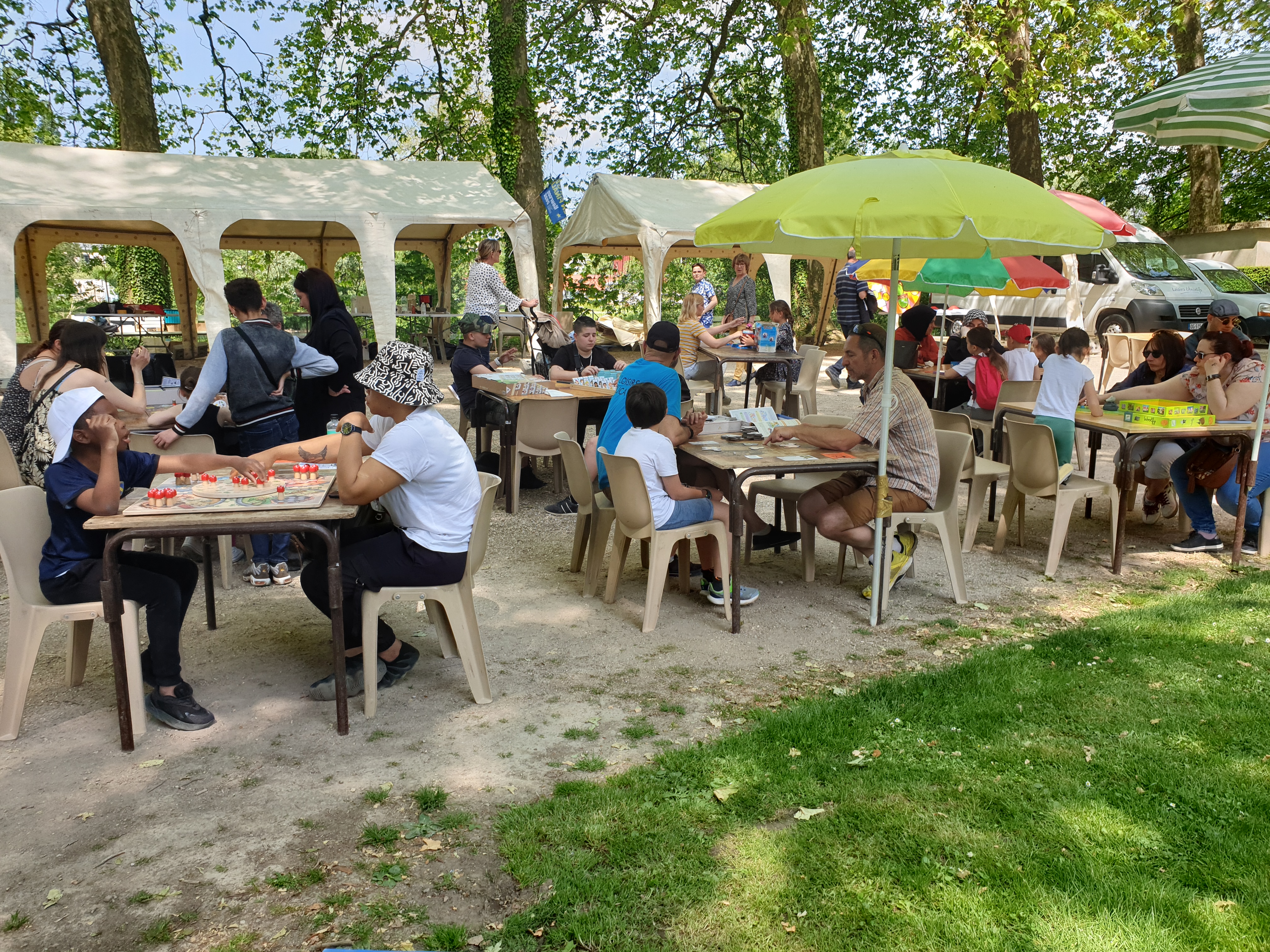 fete-jeux-pres-fichaux-bourges-toupie-jeux-societe.jpg