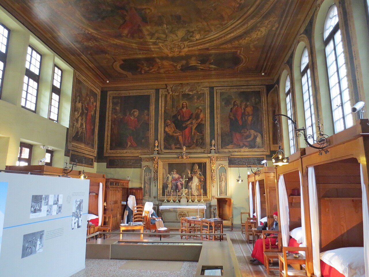 salle-saint-hugues-hotel-dieu-hospice-beaune.jpg