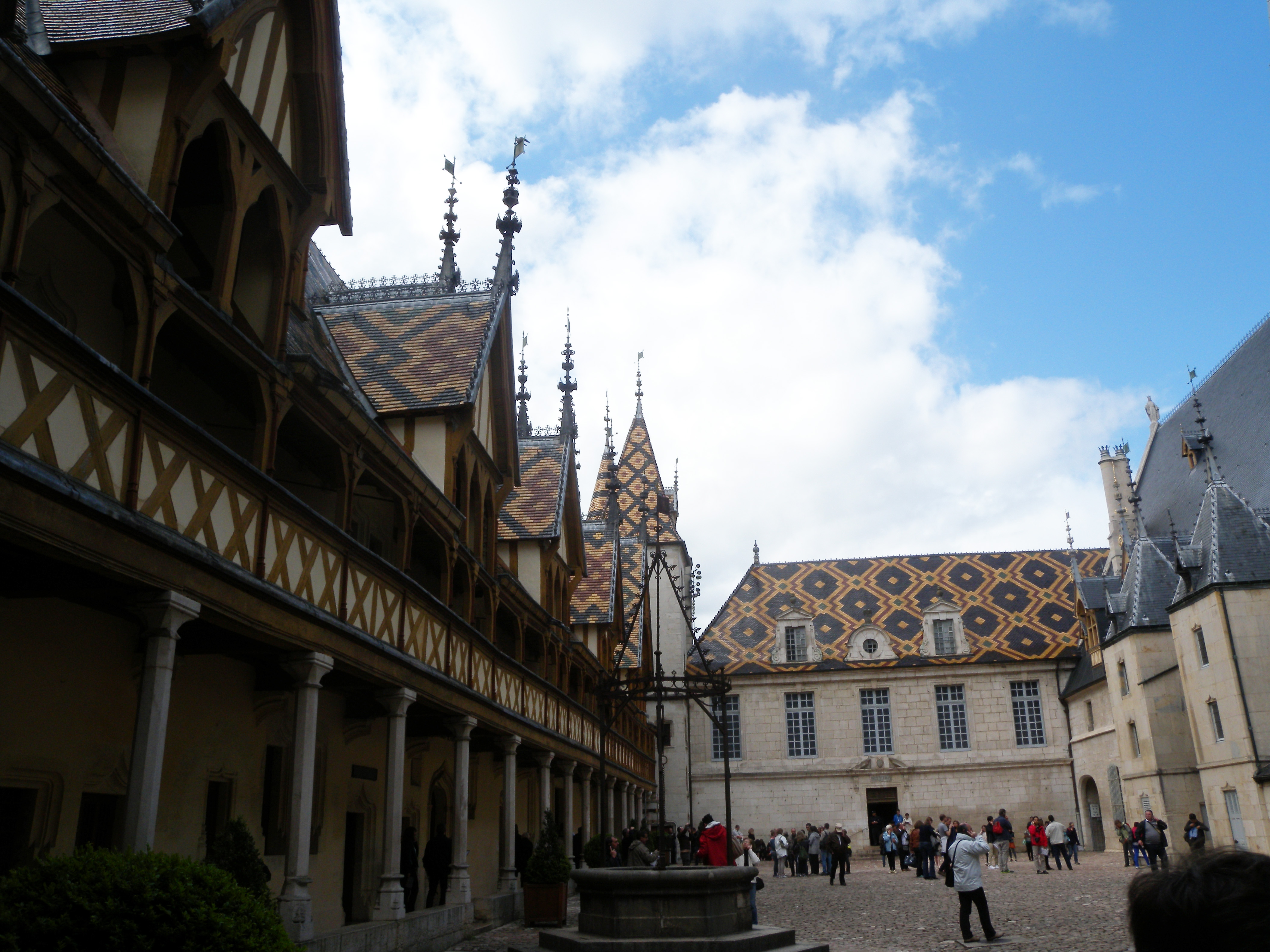 toiture-nord-et-ouest-tuiles-versnissees-hotel-dieu-hospices-beaune.jpg