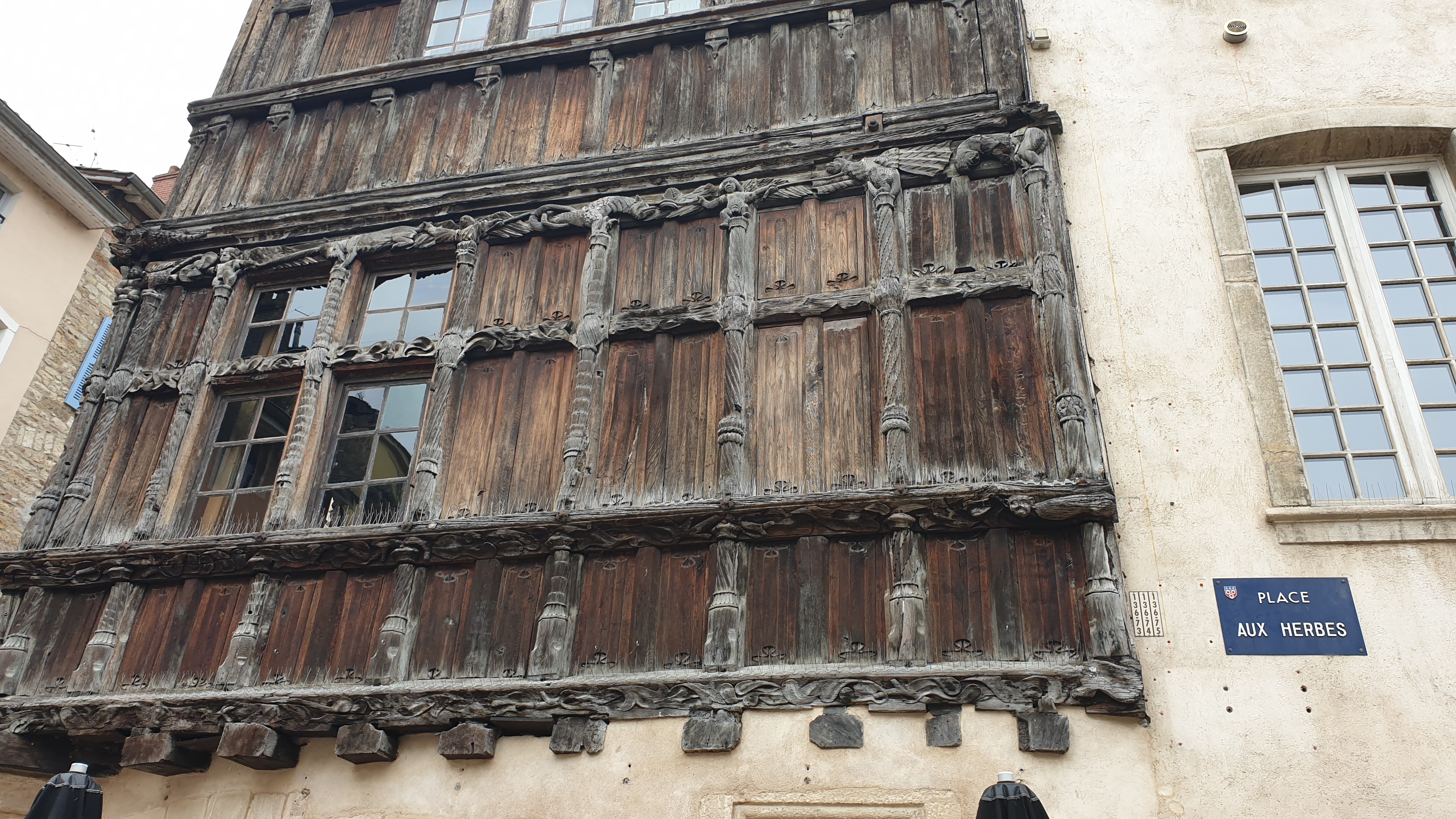 maison-de-bois-facade-place-aux-herbes-macon-1.jpg