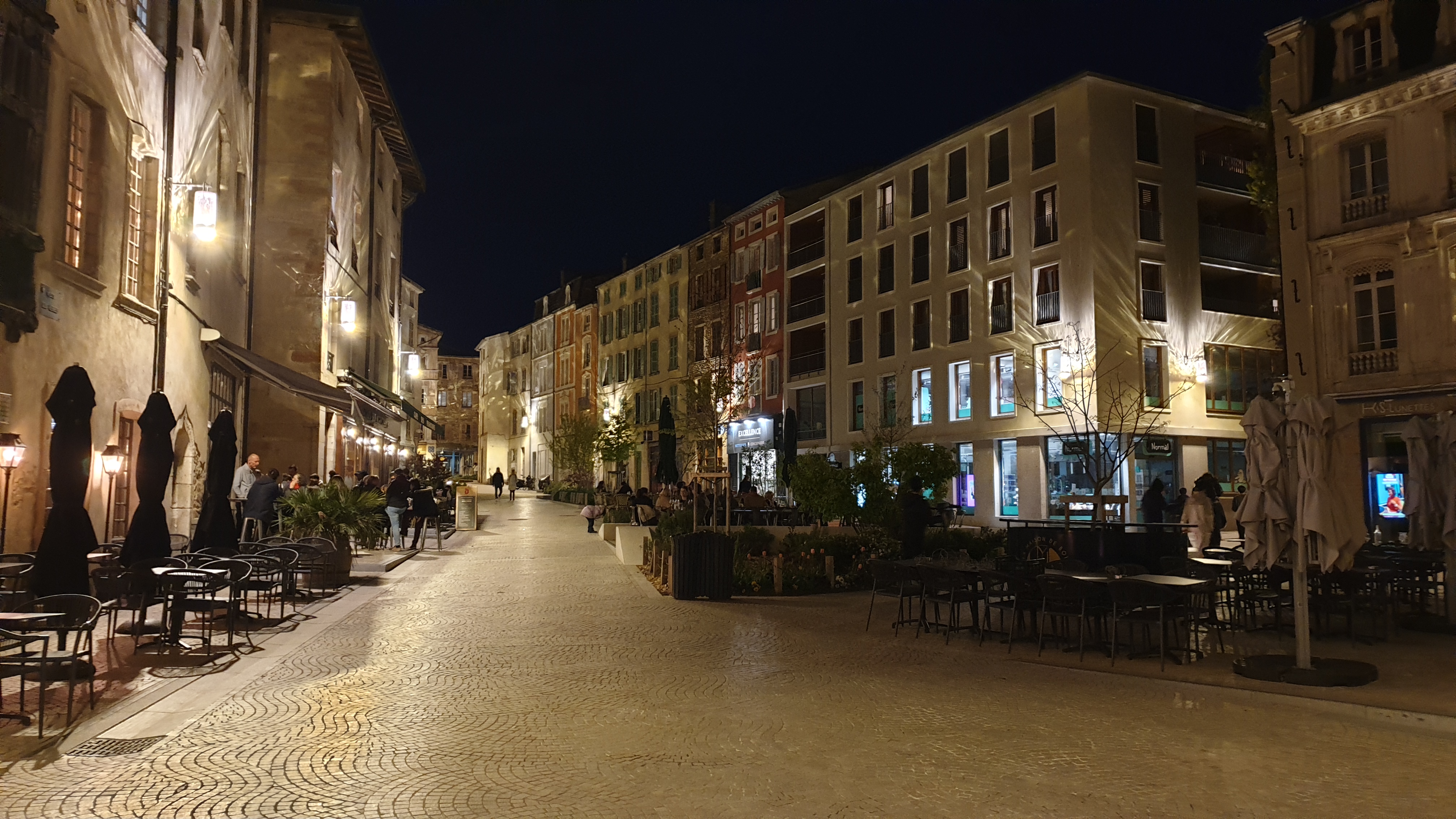 place-aux-herbes-la-nuit-macon-2.jpg