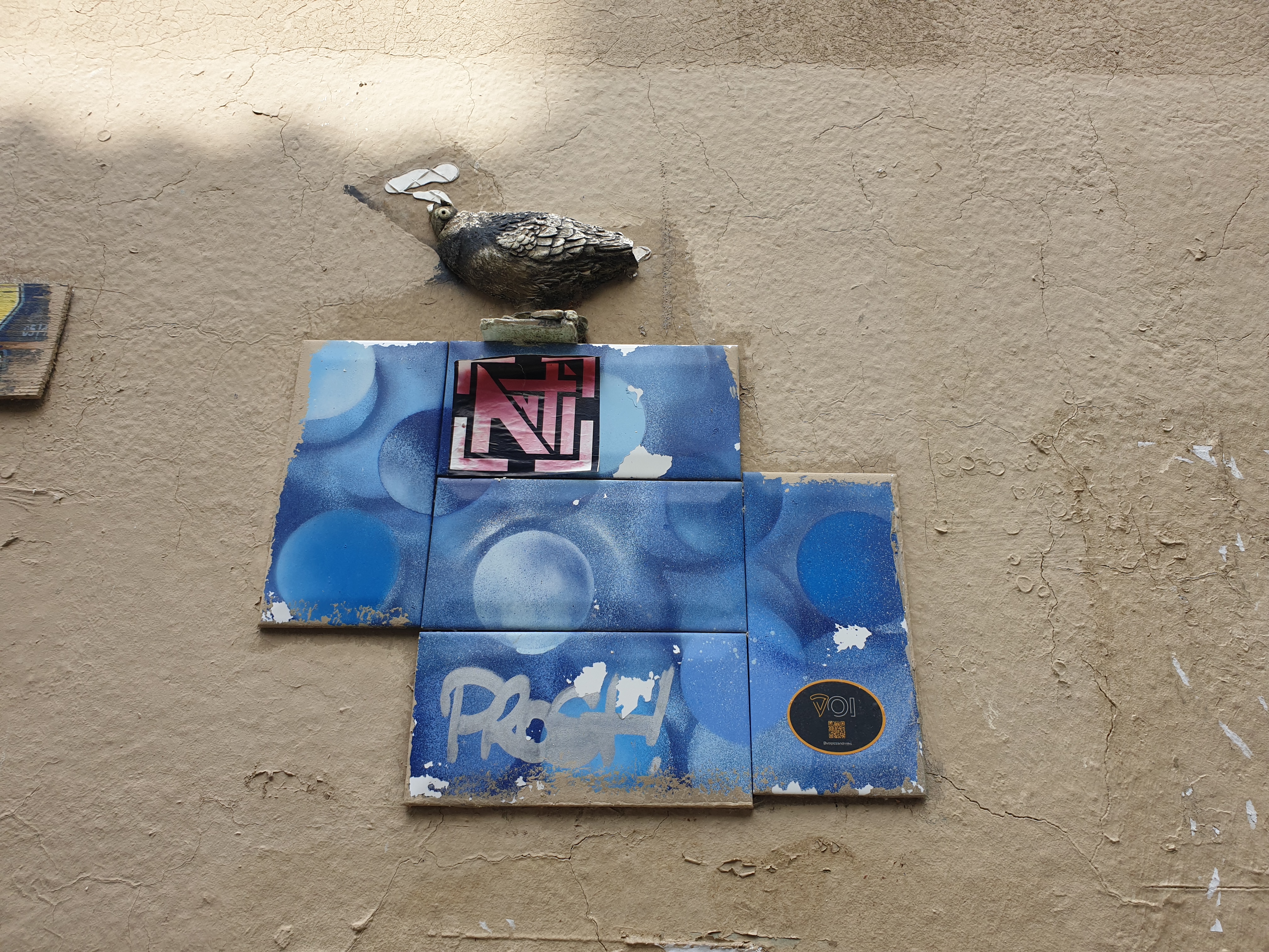 street-art-passage-du-moulin-des-pres-oiseau-et-ceramiques.jpg
