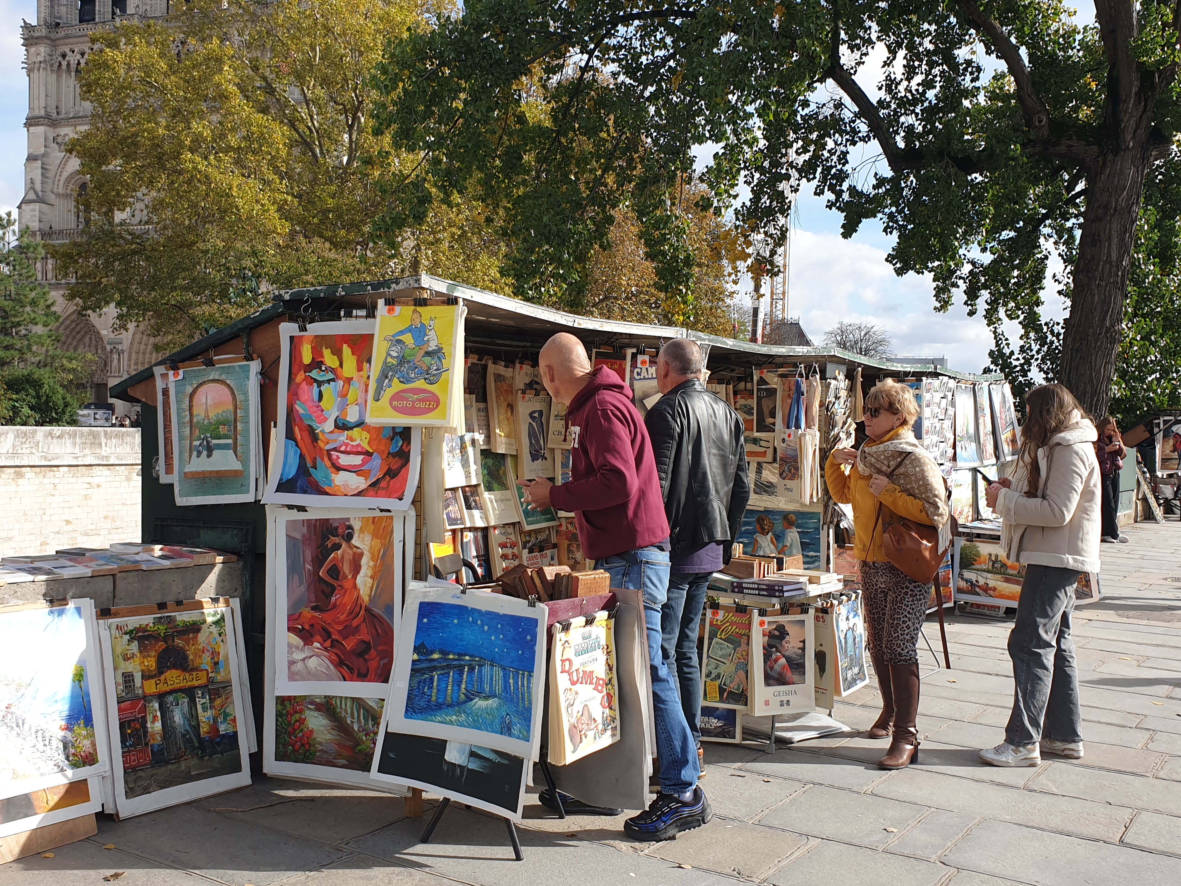bouquinistes-quai-montebello-paris.jpg