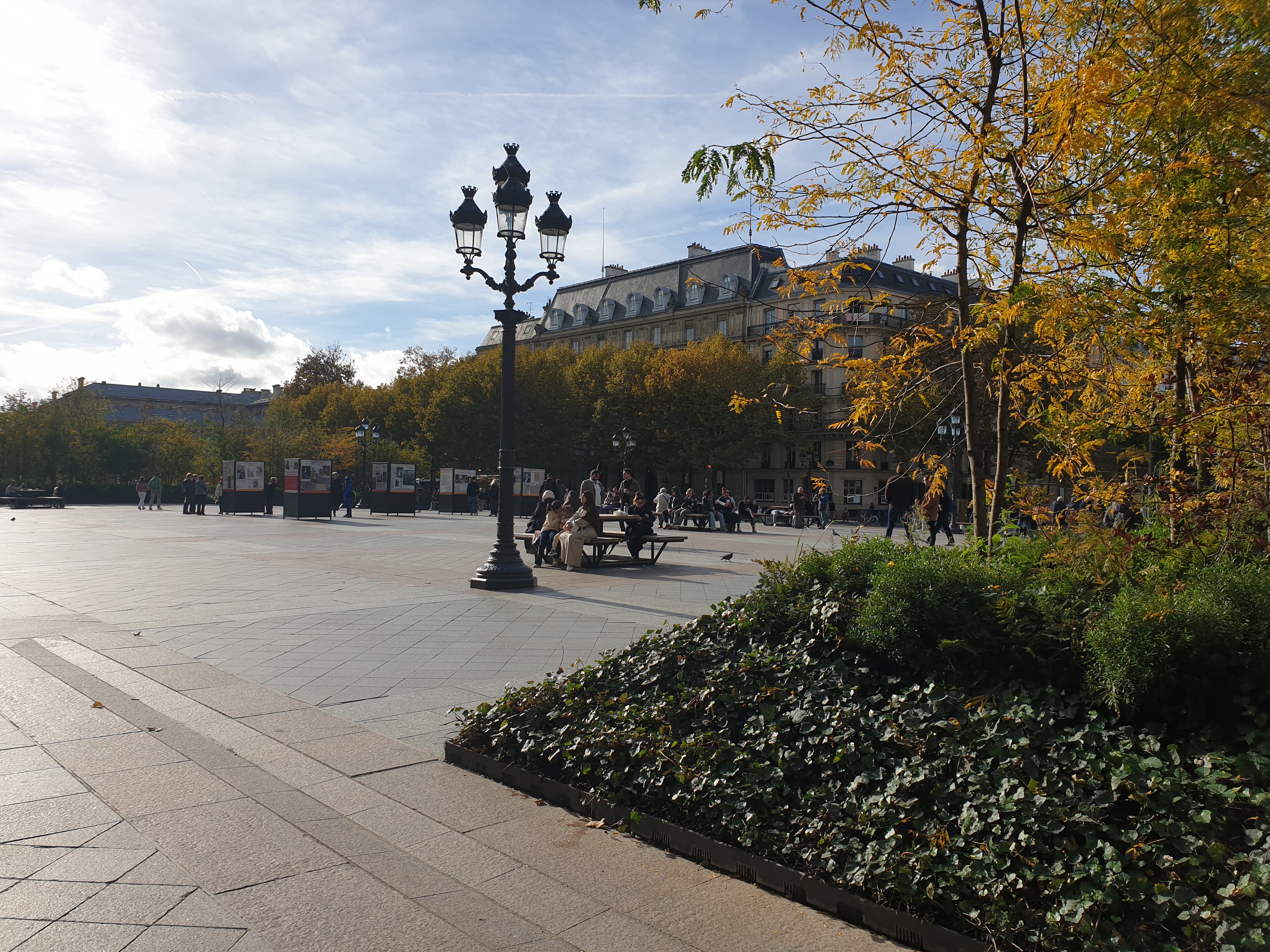 place-de-l-hotel-de-ville-paris-2.jpg
