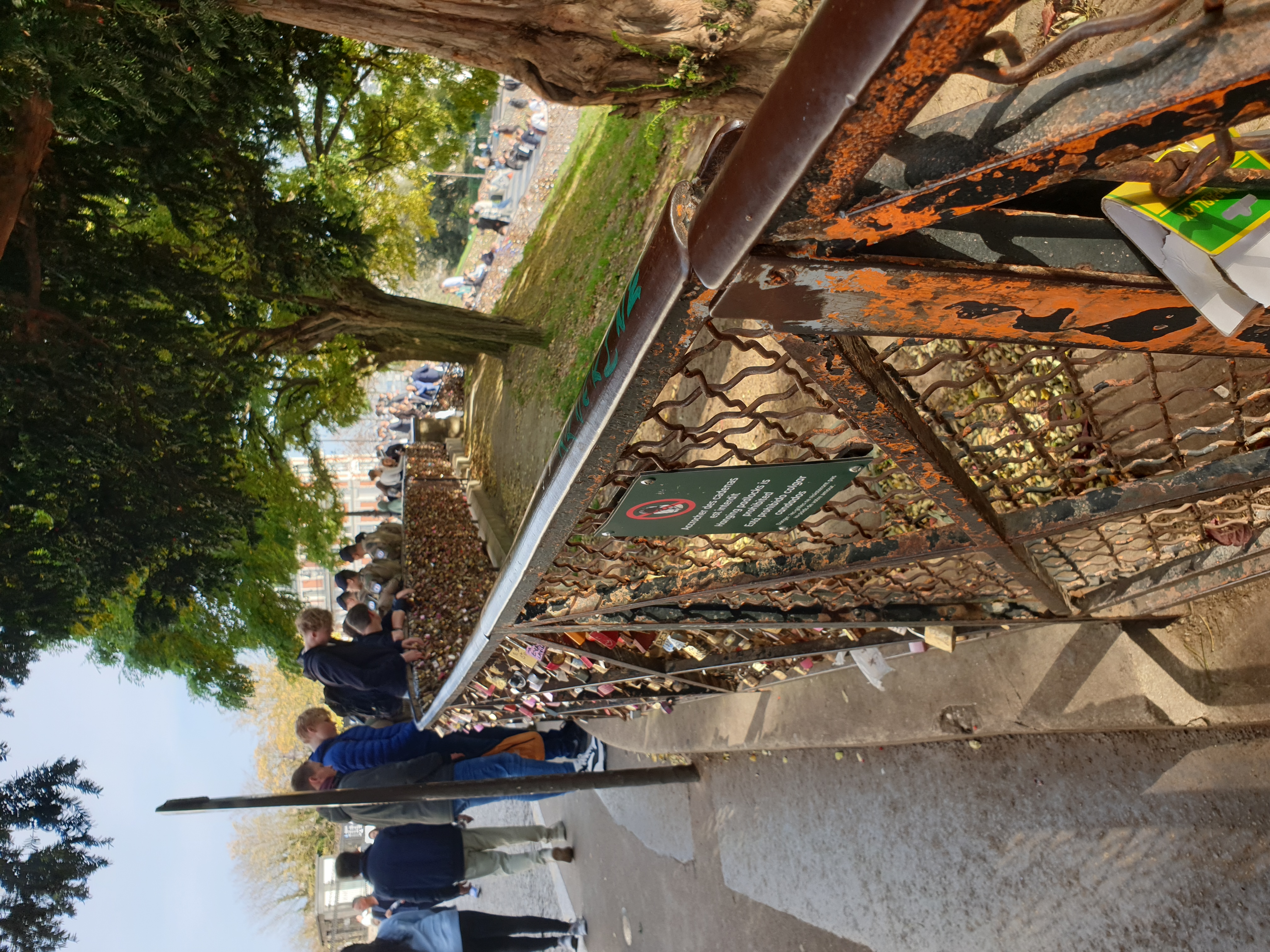 montmartre-cadenas-amour.jpg