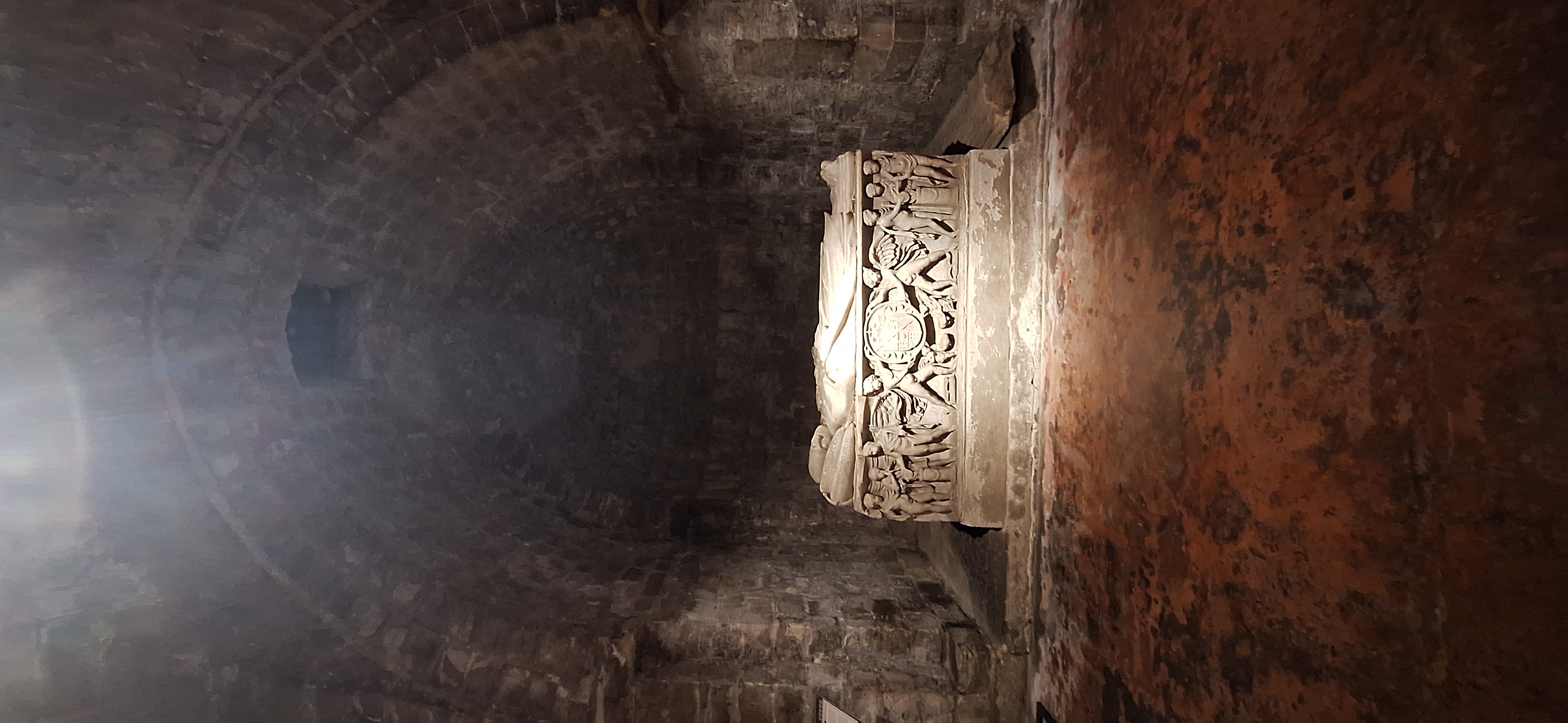 cathedrale-de-palerme-sicile-crypte-sarcophage-archeveque-giovanni-paterno-1.jpg