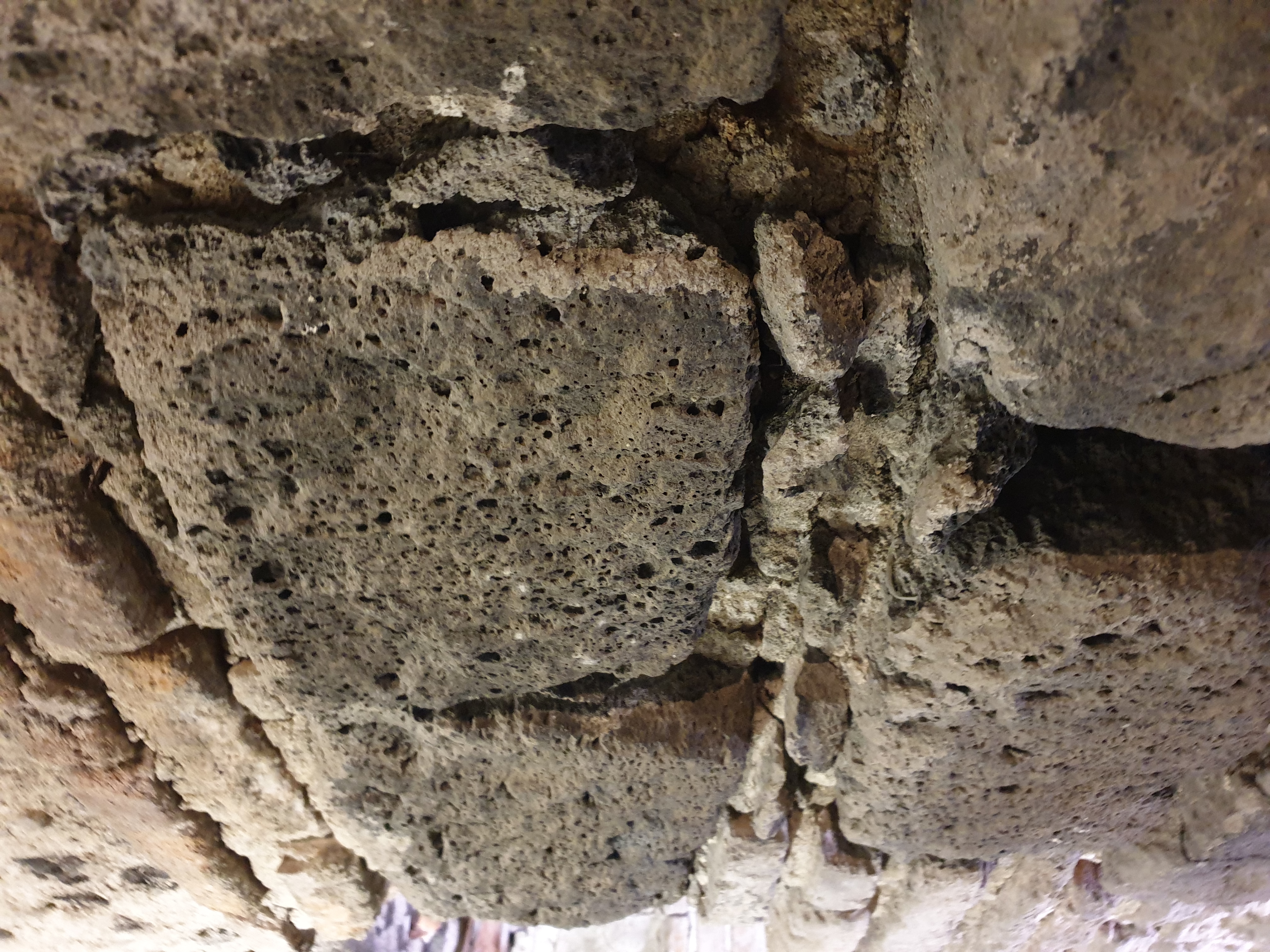 pierres-volcaniques-thermes-achiliennes-catane-sicile-1.jpg