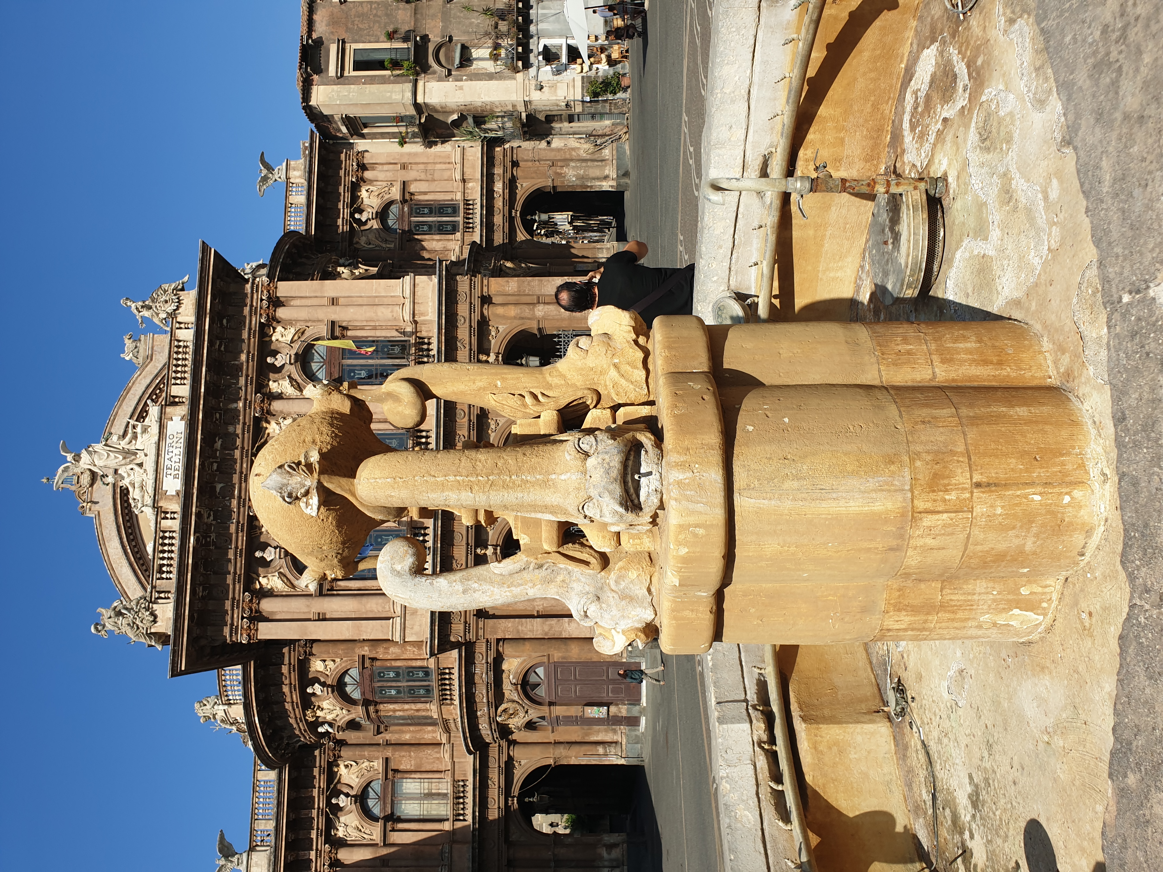 fontaine-dauphins-piazza-vincenzo-bellini-catania-sicilia.jpg