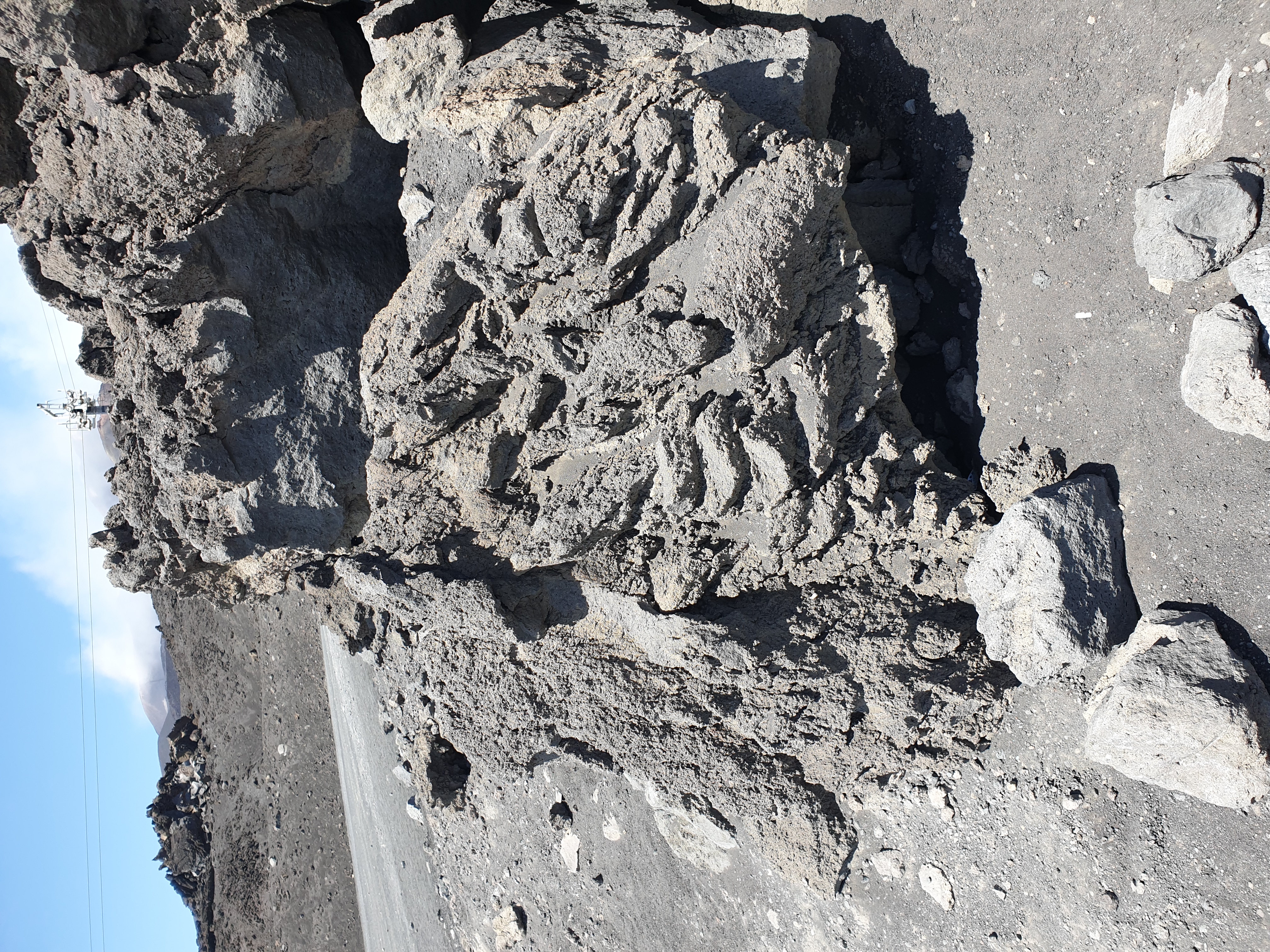 lave-solidifiee-etna-sicile.jpg