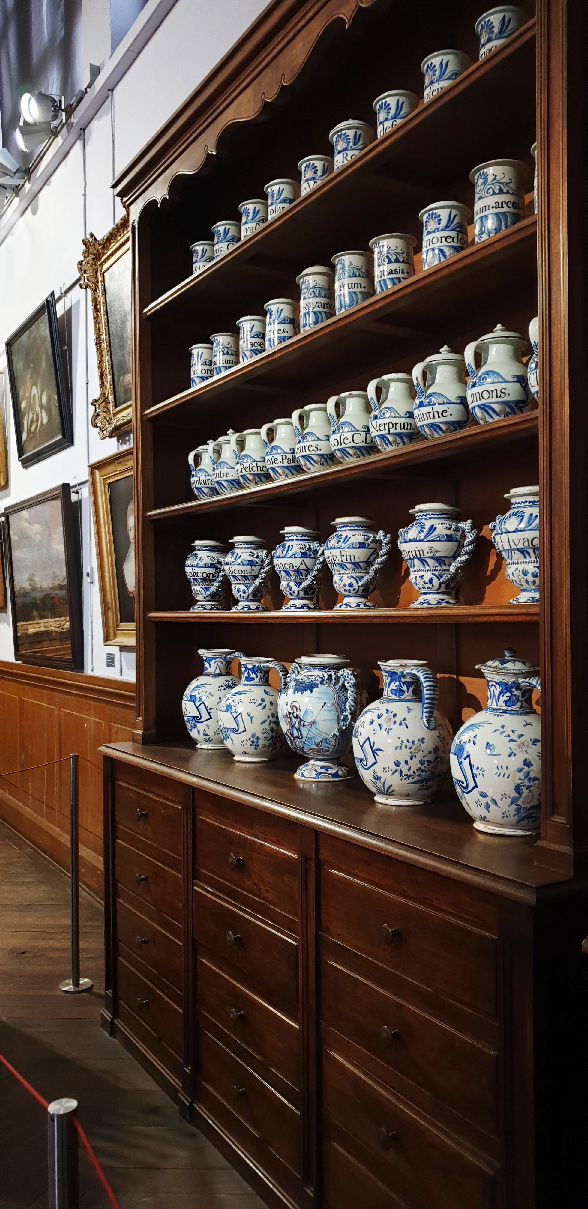 palais-musee-des-archeveque-narbonne-pots-d-apothicaire.jpg
