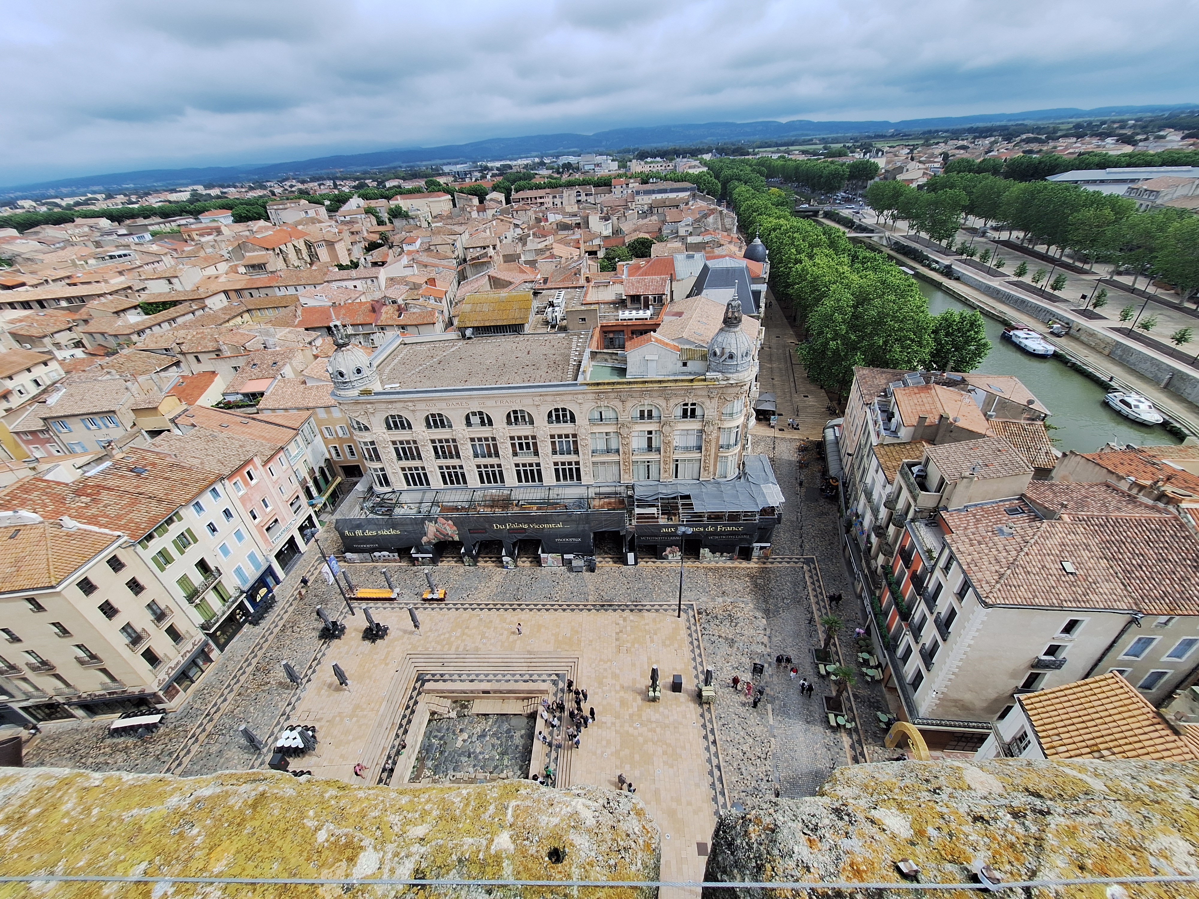 palais-musee-des-archeveque-narbonne-vue-sur-la-place-de-lhotel-de-ville.jpg
