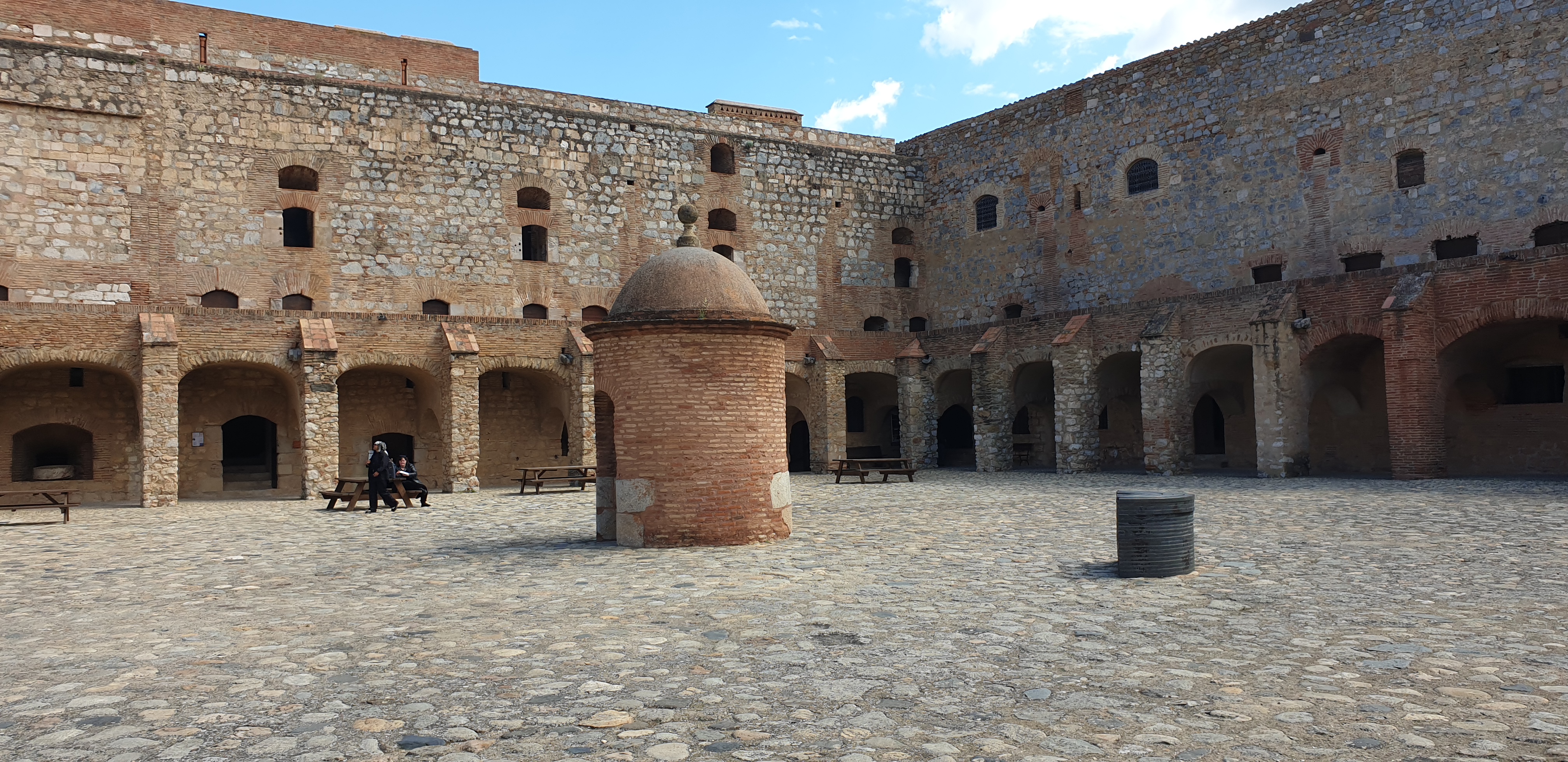 forteresse-sales-cours.jpg