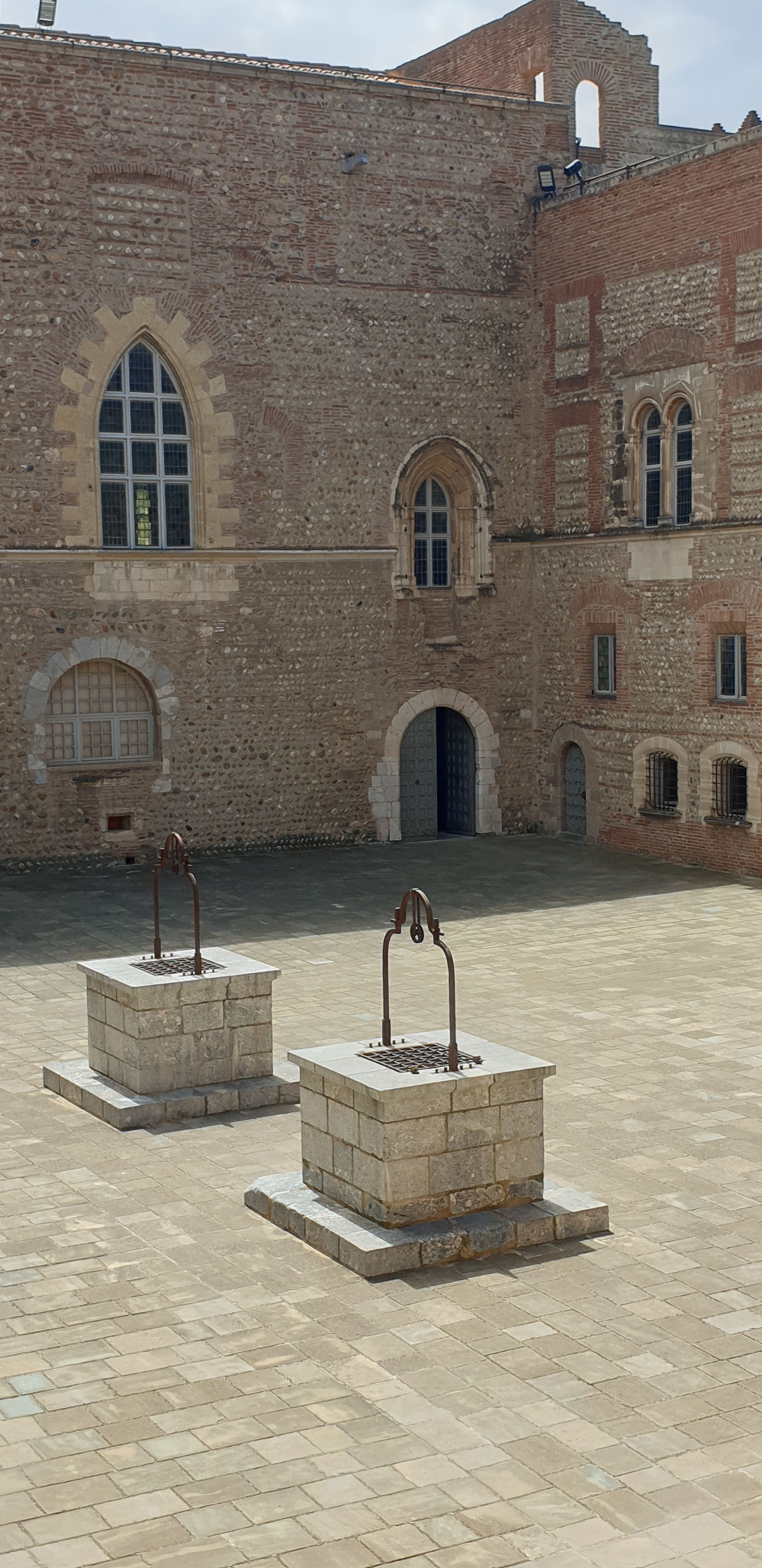 palais-des-rois-de-majorque-cour-interieure.jpg