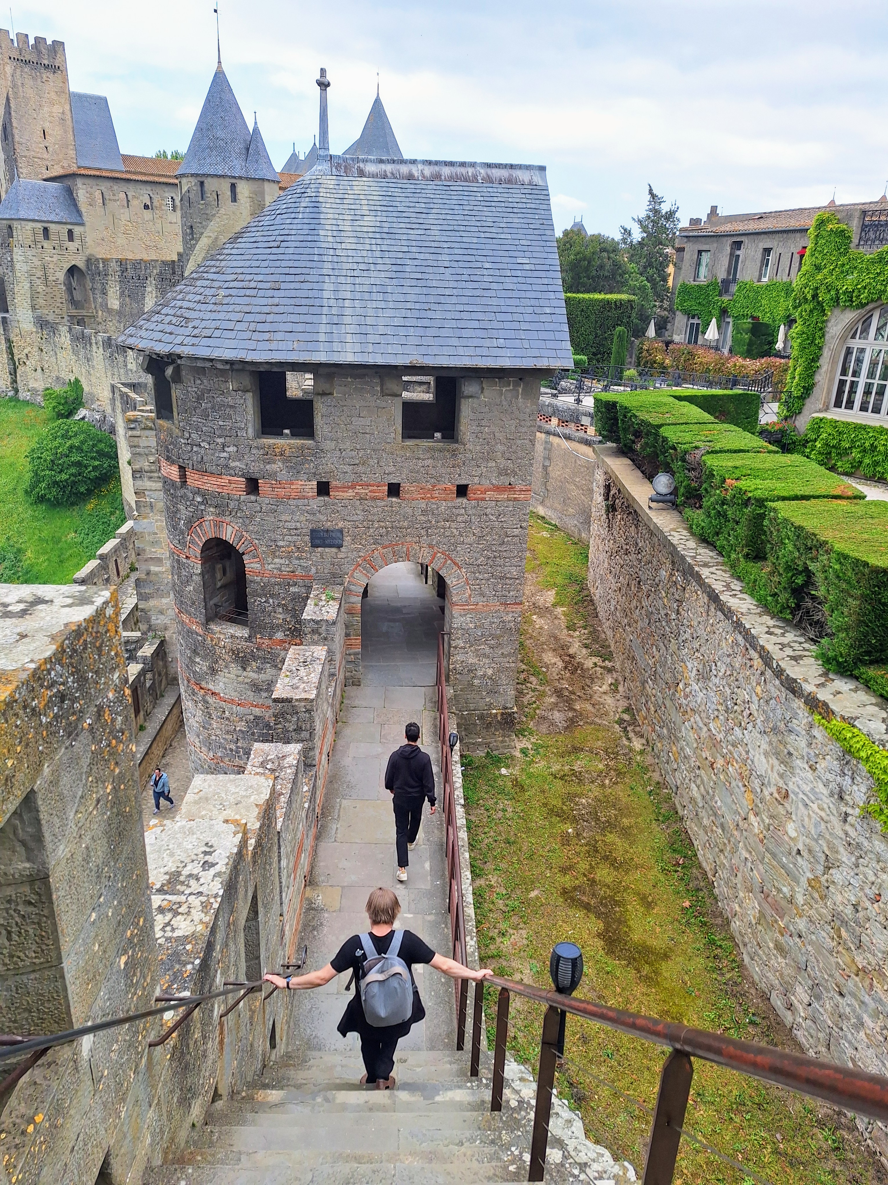 cite-carcassonne-mur-d-enceinte.jpg