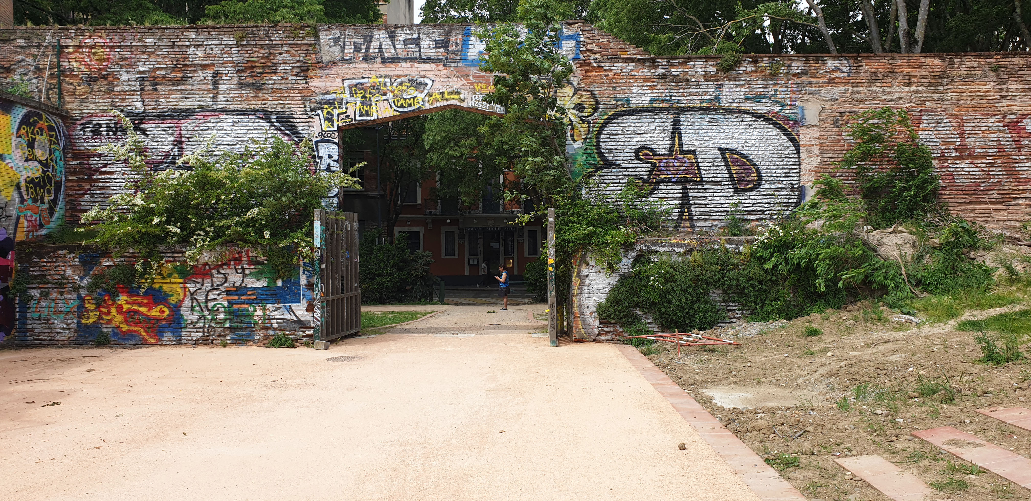 fresque-graffitique-promenade-raymond-v-toulouse-portique.jpg