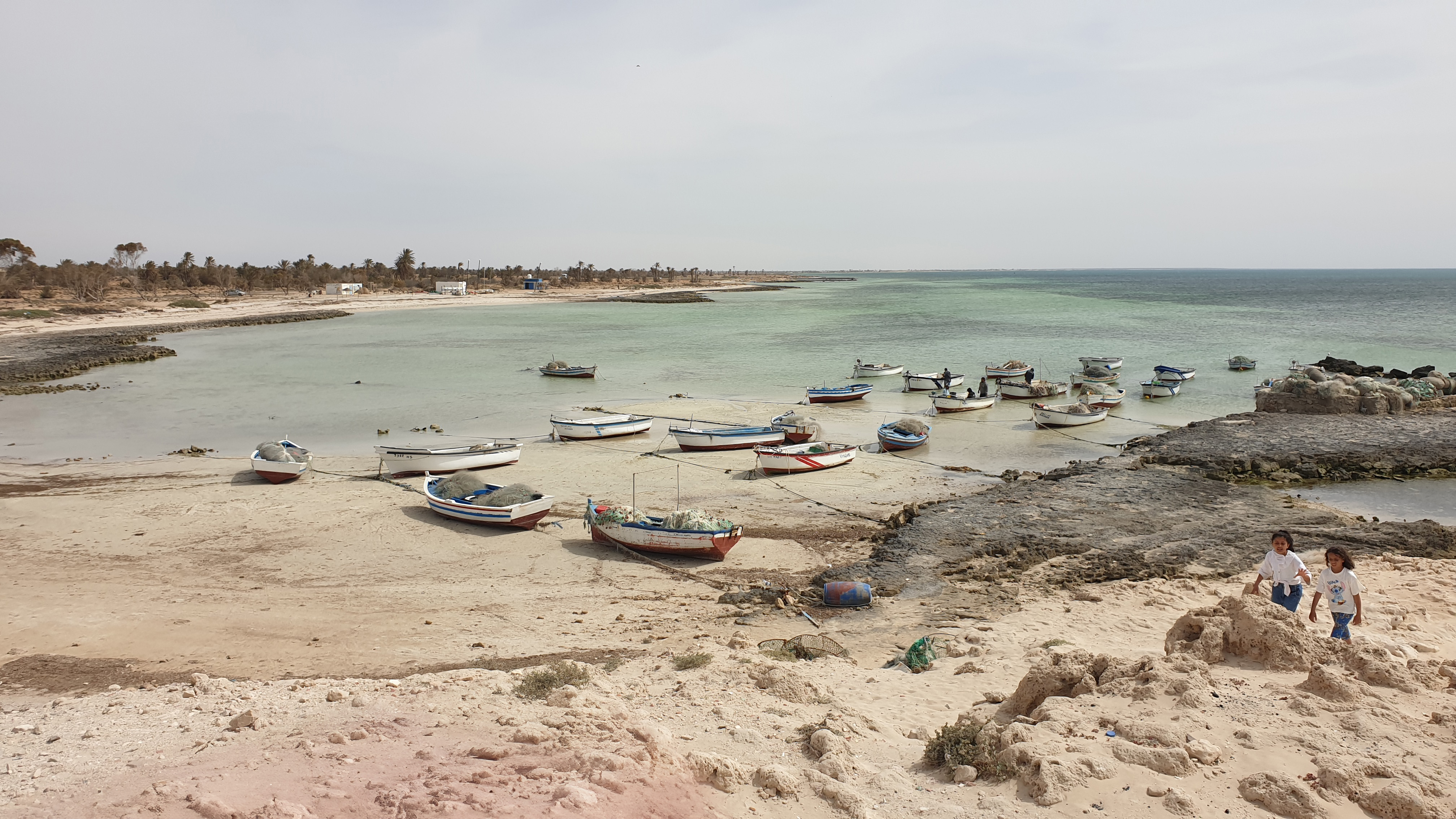 mosquee-sidi-jmour-jerba-tunisie-bateaux-de-peche.jpg